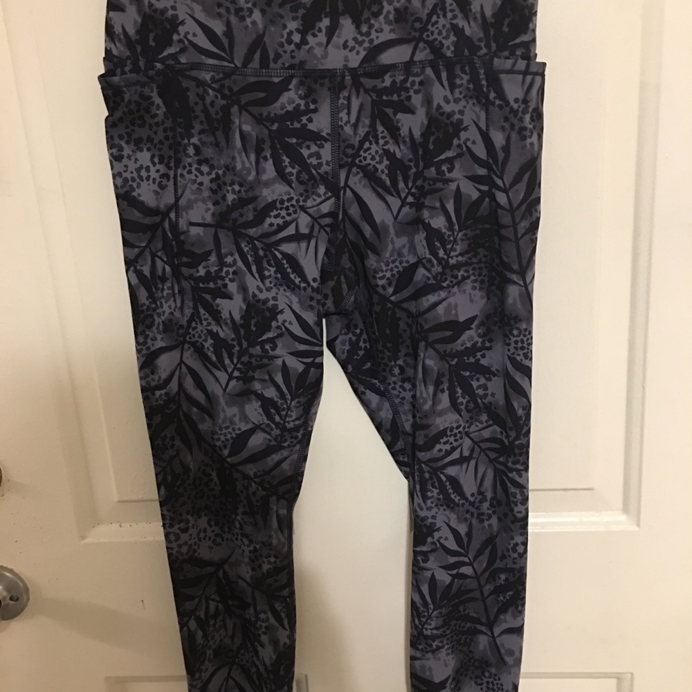 AVIA size 8-10 leggings with pockets